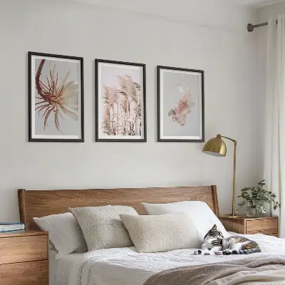 Set de 3 cuadros para salón con diseño de flores sobre fondo claro