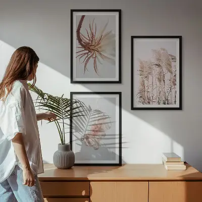 Set de 3 cuadros para salón con diseño de flores sobre fondo claro