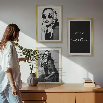 Juego de 3 cuadros retratos elegantes de mujeres con gafas