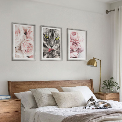Set de 3 cuadros para salón Gato entre flores rosas