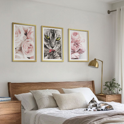 Set de 3 cuadros para salón Gato entre flores rosas