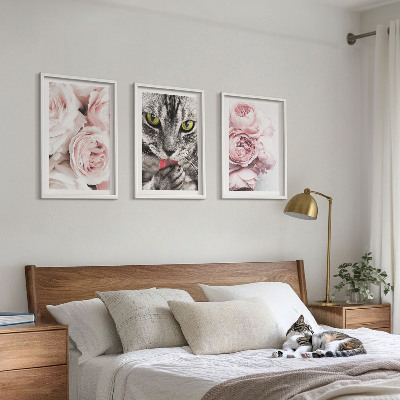 Set de 3 cuadros para salón Gato entre flores rosas