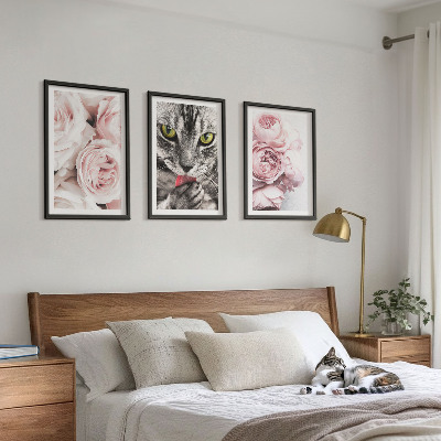 Set de 3 cuadros para salón Gato entre flores rosas