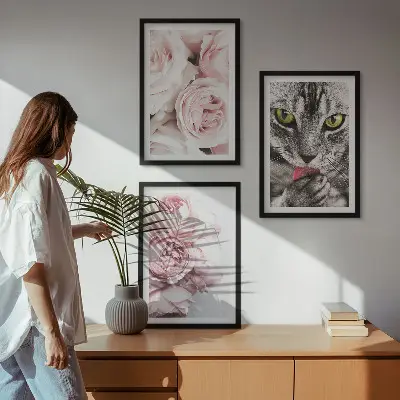 Set de 3 cuadros para salón con diseño de gato entre flores rosas