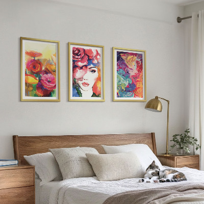 Set de 3 cuadros para salón Retrato de una mujer con flores intensas