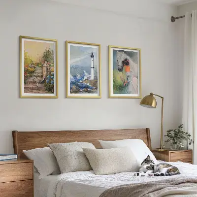 Set de 3 cuadros para salón con diseño de paisaje con faro caballo y niña