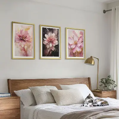 Set de 3 cuadros para salón con composiciones de rosas blancas