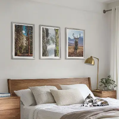 Set de 3 cuadros para salón con diseño de carretera entre bosque, montañas y ciervo