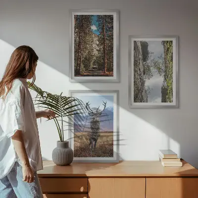 Set de 3 cuadros para salón con diseño de carretera entre bosque, montañas y ciervo