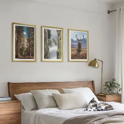 Set de 3 cuadros para salón con diseño de carretera entre bosque, montañas y ciervo