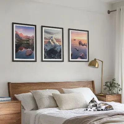Juego de 3 cuadros con paisajes montañosos al fondo