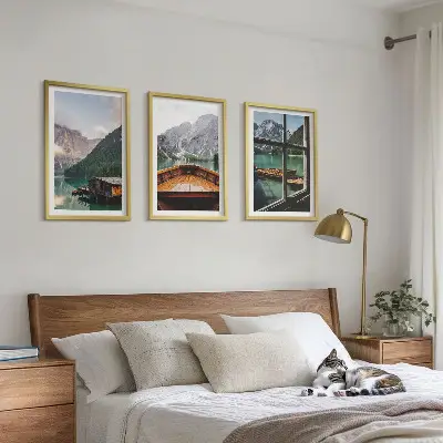 Juego de 3 cuadros con casas rurales en un lago de montaña cerca de Łódź