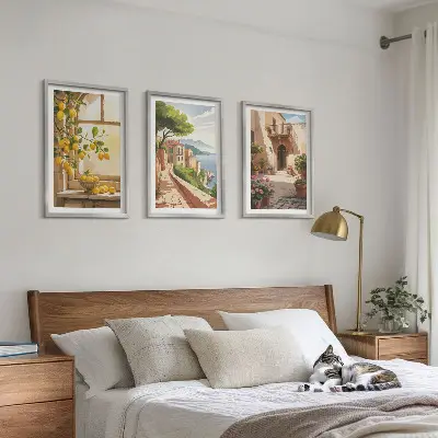 Set de 3 cuadros para salón con motivos de frutas cítricas en una cocina de ciudad costera
