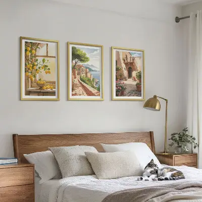 Set de 3 cuadros para salón con motivos de frutas cítricas en una cocina de ciudad costera