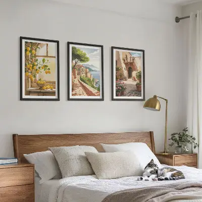 Set de 3 cuadros para salón con motivos de frutas cítricas en una cocina de ciudad costera