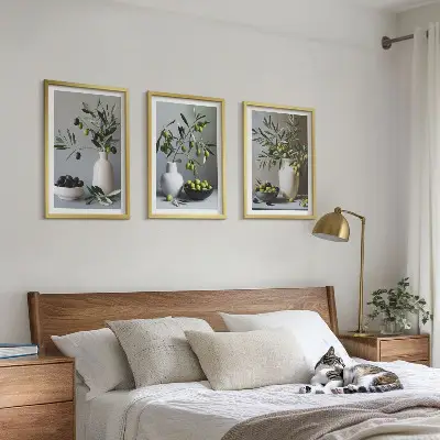 Set de 3 cuadros para salón con diseño de aceitunas en jarrones discretos