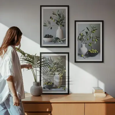 Set de 3 cuadros para salón con diseño de aceitunas en jarrones discretos