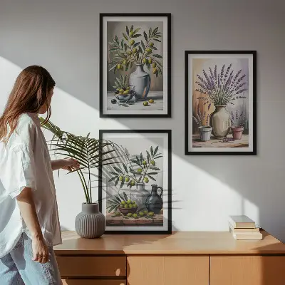 Set de 3 cuadros para salón con flores de olivo en jarrones al fondo