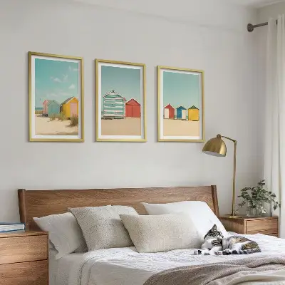 Set de 3 cuadros decorativos para salón con diseño de casas coloridas en la playa al sol