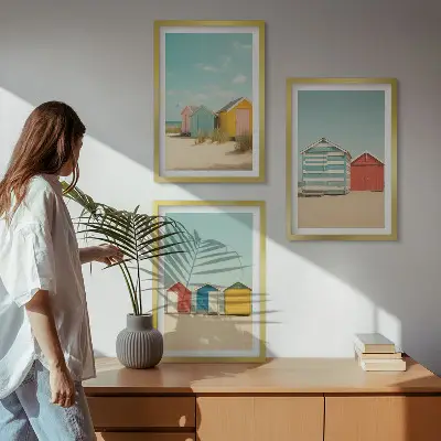 Set de 3 cuadros decorativos para salón con diseño de casas coloridas en la playa al sol