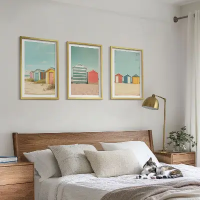 Juego de 3 cuadros con diseño de casas coloridas en la playa al sol