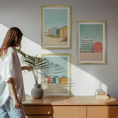 Juego de 3 cuadros con diseño de casas coloridas en la playa al sol