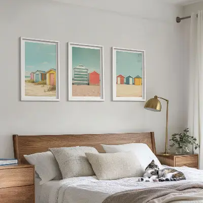 Juego de 3 cuadros con diseño de casas coloridas en la playa al sol