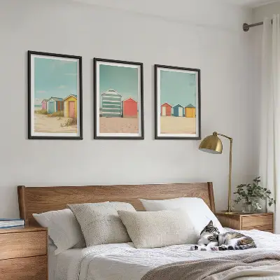 Juego de 3 cuadros con diseño de casas coloridas en la playa al sol
