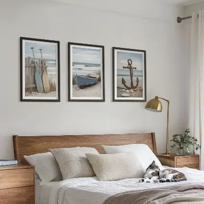Set de 3 cuadros para salón con diseño de ancla en la arena de playa