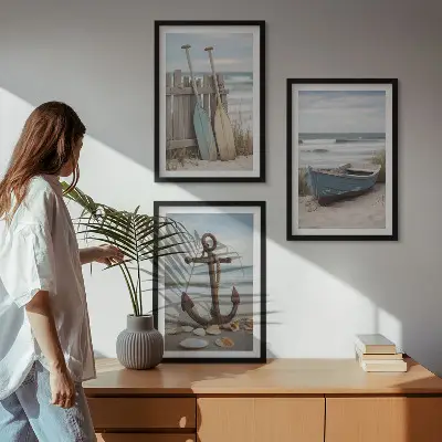 Set de 3 cuadros para salón con diseño de ancla en la arena de playa