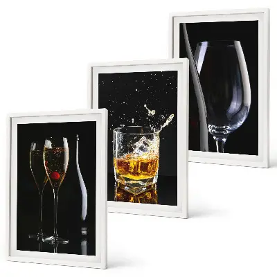 Juego de 3 cuadros con diseño de copas de vino y whisky sobre fondo negro