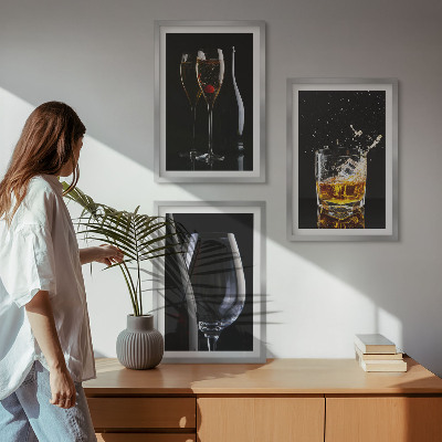 Juego de 3 cuadros Copas de vino y whisky sobre un fondo negro.