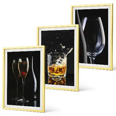 Juego de 3 cuadros con diseño de copas de vino y whisky sobre fondo negro
