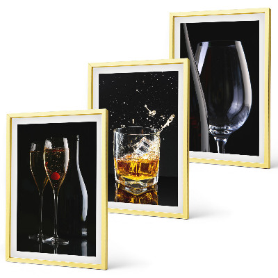 Juego de 3 cuadros Copas de vino y whisky sobre un fondo negro.