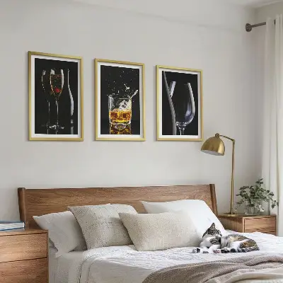 Juego de 3 cuadros con diseño de copas de vino y whisky sobre fondo negro