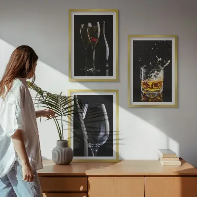 Juego de 3 cuadros con diseño de copas de vino y whisky sobre fondo negro