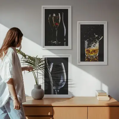 Juego de 3 cuadros con diseño de copas de vino y whisky sobre fondo negro
