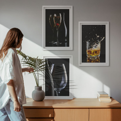 Juego de 3 cuadros Copas de vino y whisky sobre un fondo negro.
