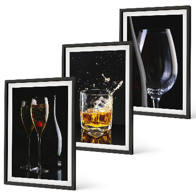 Juego de 3 cuadros Copas de vino y whisky sobre un fondo negro.