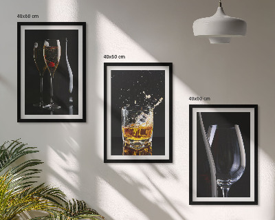 Juego de 3 cuadros Copas de vino y whisky sobre un fondo negro.
