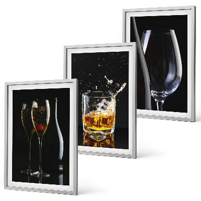 Juego de 3 cuadros Copas de vino y whisky sobre un fondo negro.