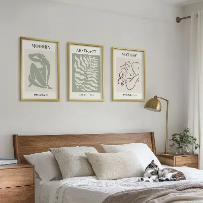 Set de 3 cuadros decorativos diseño elegante en tonos verdes con personajes