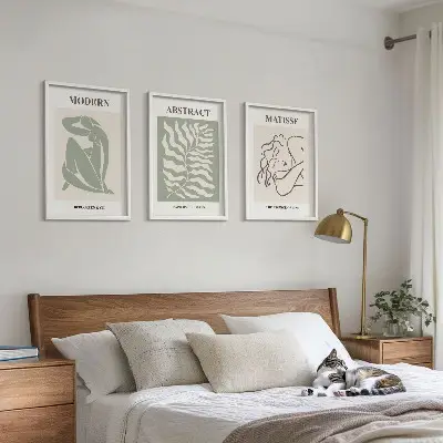 Set de 3 cuadros decorativos diseño elegante en tonos verdes con personajes