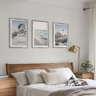 Set de 3 cuadros decorativos para salón con diseño de caballos en la playa con faro y olas