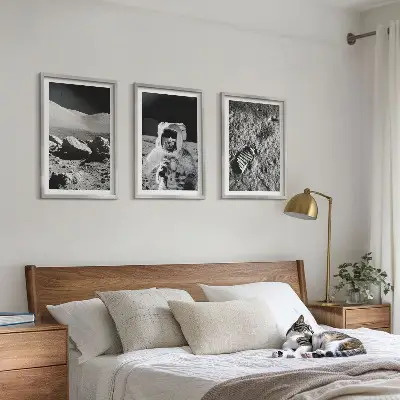 Set de 3 cuadros decorativos para salón con la fotografía de la NASA de un astronauta lunar
