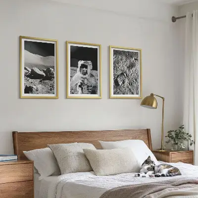 Set de 3 cuadros decorativos para salón con la fotografía de la NASA de un astronauta lunar