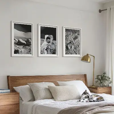Set de 3 cuadros decorativos para salón con la fotografía de la NASA de un astronauta lunar