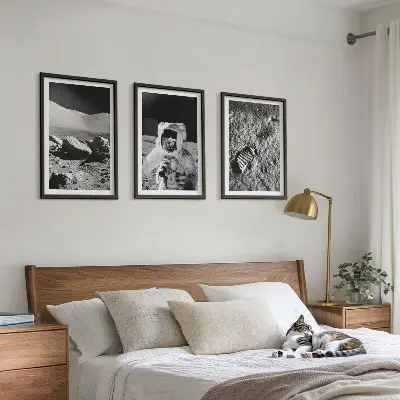 Set de 3 cuadros decorativos para salón con la fotografía de la NASA de un astronauta lunar