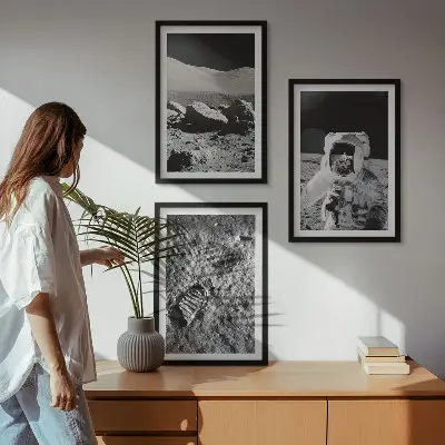 Set de 3 cuadros decorativos para salón con la fotografía de la NASA de un astronauta lunar