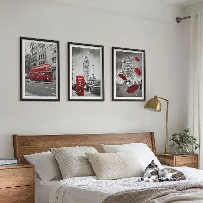 Set de 3 cuadros para salón con diseño de acentos rojos de Londres